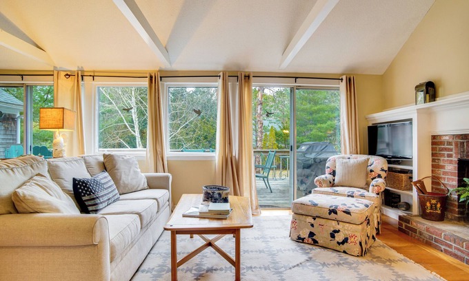 Mashpee Casa | Furnished Deck: Retreat on Mashpee River!