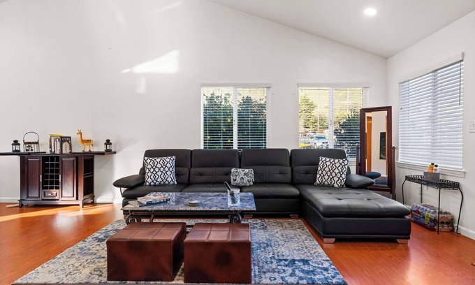 Paradise Valley Casa | Furnished Home-Safe Neighborhood-Surrounded by Mountains-Free Parking-Near SFO!