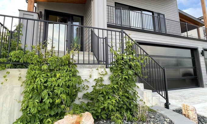 DeSmet Casa | Family-Friendly Modern Luxury Home - Just 5 minutes from the airport!