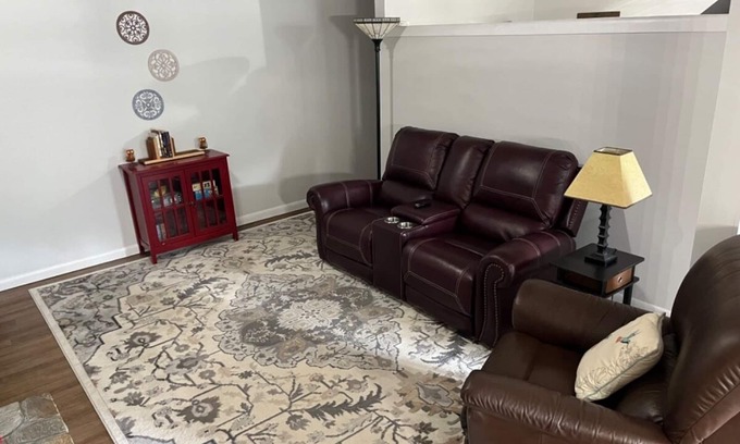 Leicester Apartamento | Furnished private 1 BR 1 BA Apt. UTILITIES INCLUDED W/ WIFI and one car garage