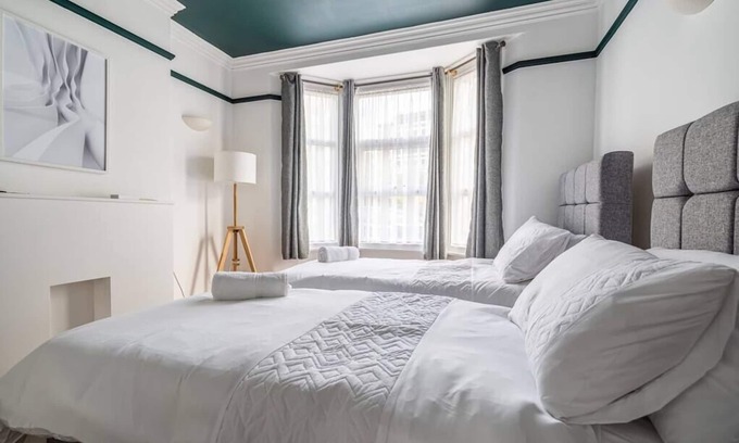 Watford Casa | "Furnished Rentals Direct" WiggenHouse Stylish 3 Bedroom house - Free Parking
