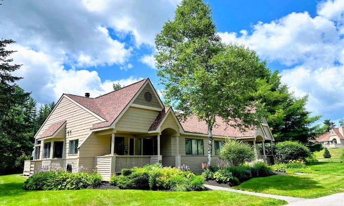 Bretton Woods Casa | FV3 F3 Well appointed Townhome a short walk to the Mount Washington Hotel