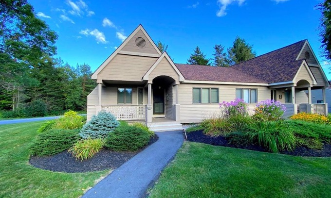Bretton Woods Casa | FV50 Pet friendly single level home in Bretton Woods walk to golf course and Mt Washington Hotel