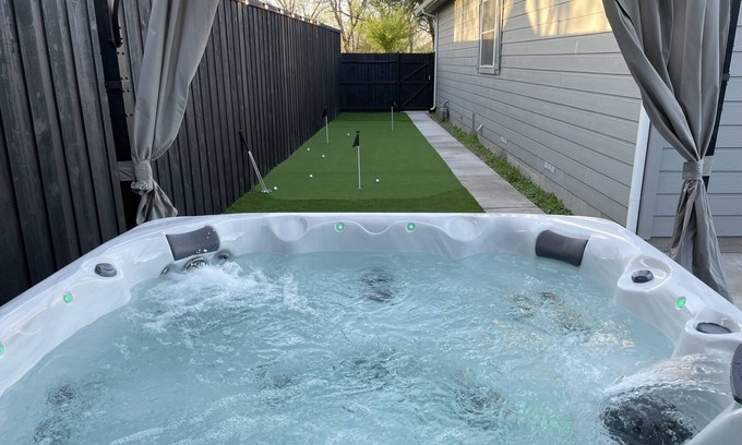Fort Worth Casa | FW Retreat Minutes to Stockyards TCU 7th St Hot Tub MiniGolf
