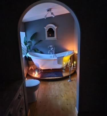 Cairndow Casa | Fyne Byre Cottage - Barn Conversion with Hot Tub