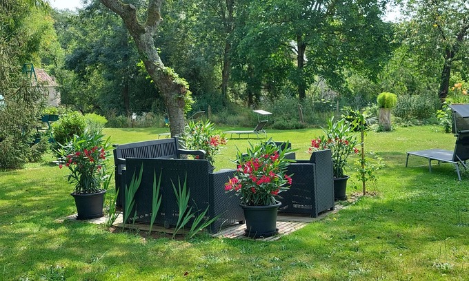 Montmorillon Casa | 3 * cottage, spacious house by the river