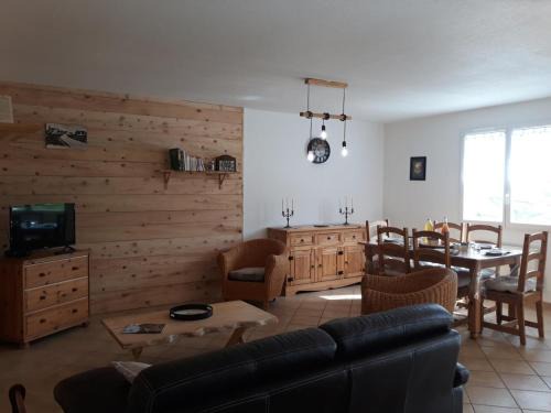 Saint-Romain-en-Jarez Casa | Gîte avec jardin, jeux pour enfants et terrain de boules. Idéal pour rando et VTT! - FR-1-496-286