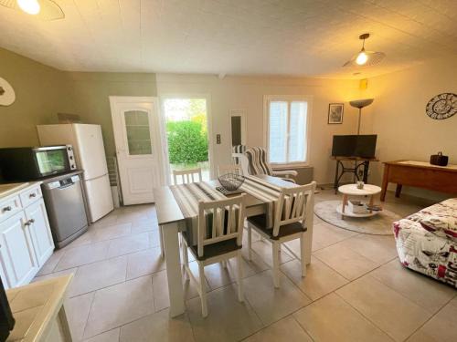 Montbazon Casa | Gîte charmant à Montbazon avec terrasse, jardin et parking - FR-1-381-599