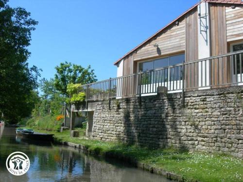 Damvix Casa | Gîte charmant au bord de l'eau avec canoës, terrasse et jardin à Damvix, au cœur du Marais Poitevin. - FR-1-426-354