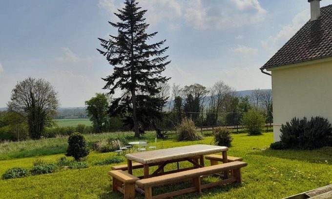 Carrouges Casa | Gîte Cottage chaleureux en pleine campagne vue sur les Monts et Forêts et le château de Carrouges