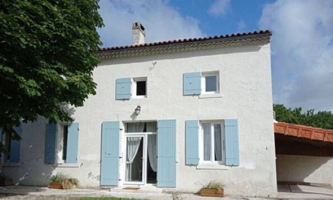 Saint-Pierre-de-Juillers Casa | Gîte de L'abbaye, 4 Chambres, Piscine Privée