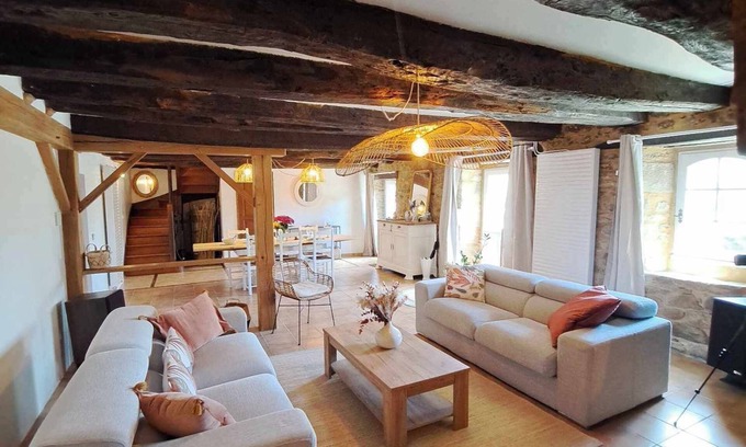 La Chapelle-Neuve Casa | Gîte de la chaumière de Floranges, 6 pers. Pets welcome, forest walks.