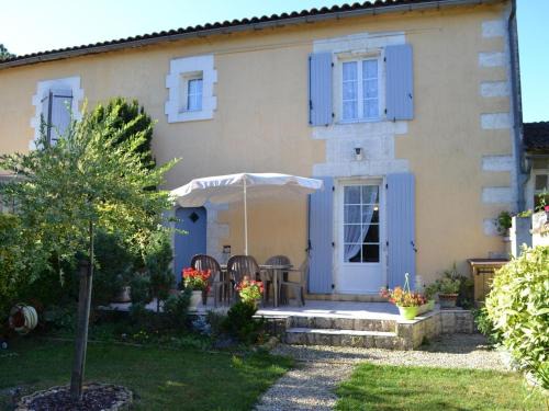 Saint-Genis-d'Hiersac Casa | Gîte familial avec jardin au bord de l'eau, terrasses, vélo, jeux, proche Charente, WiFi inclus - FR-1-653-189