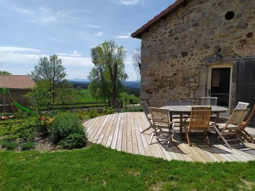 Riotord Casa | Gîte Familial à Riotord avec Jardin et Aire de Jeux - FR-1-582-292