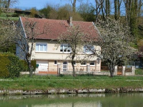 Vilosnes-Haraumont Casa | Gîte familial au bord de la Meuse, proche Verdun, activités nature, confort tout inclus - FR-1-585-83