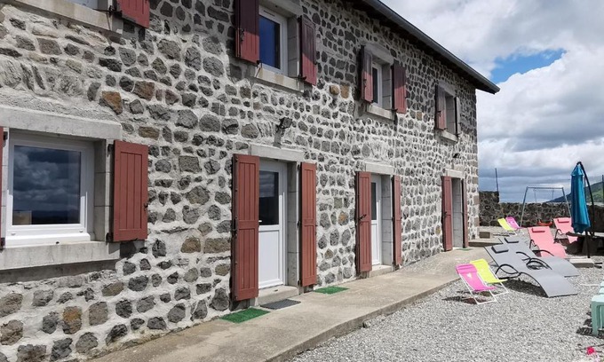 Mezeres Casa | Gîte familial avec cour, ping-pong, proche Lyon et Clermont-Ferrand - FR-1-582-330