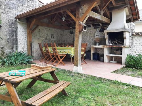 Viville Casa | Gîte familial avec jardin, cheminée et équipements bébé – Bellevigne, Charente - FR-1-653-149