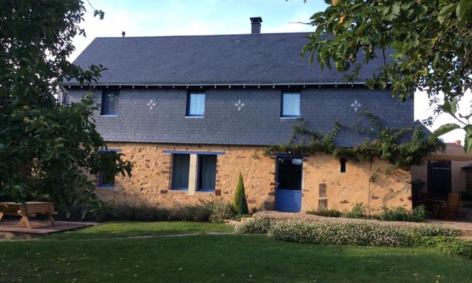 Chemire-en-Charnie Casa | Gîte familial restauré en pleine nature avec terrasse, proche forêt, idéal pour groupes et PMR - FR-1-410-255