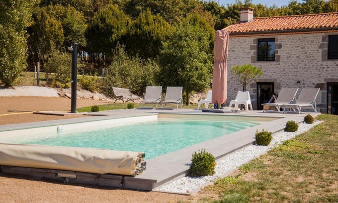 Mortagne-sur-Sevre Casa | Gîte "La Grange" 5 personnes proche du Puy du Fou avec piscine
