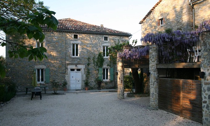 Saint-Alban-sous-Sampzon Cabaña | Casa rural "Magnanerie" en Grospierres cerca de Vallon pont d'arc en Ardèche