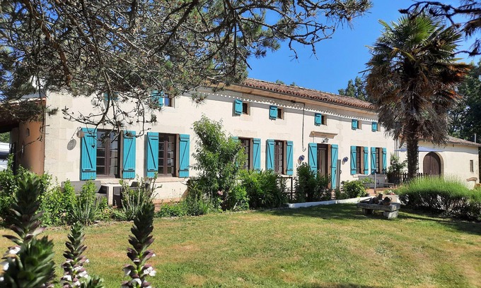 Saint-Vallier Casa | Gîte Lavande. Prachtig Gerestaureerde Gite met Verwarmd Zwembad in de Charente