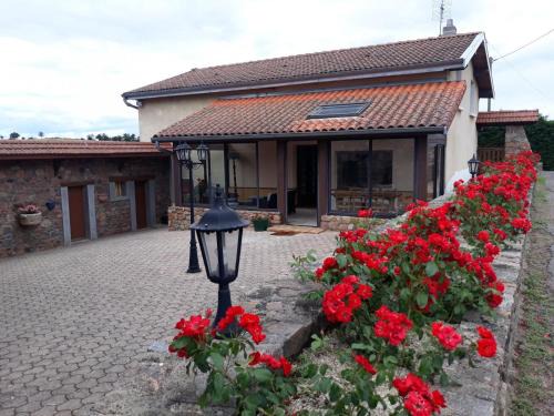 Saint-Victor-sur-Rhins Casa | Gîte panoramique avec jardin et cour fermée, proche Roanne et lac des sapins, idéal nature et calme - FR-1-496-233