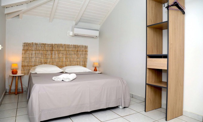 Baie-Mahault Cabaña | Hermoso bungalow con pscine en una decoración rural