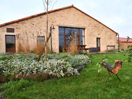 Cheffois Casa | Gîte rénové avec piscine intérieure, accessible PMR, en plein cœur du Bocage Vendéen. - FR-1-426-536