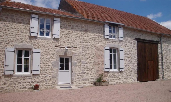 Saint-Priest-d'Andelot Casa | Gîte rénové, draps inclus, terrasse, salle de jeux, poêle, WiFi, animaux OK, parking, campagne calme - FR-1-489-410