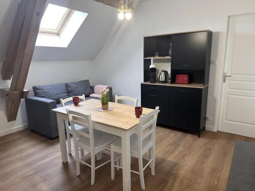 Saint-Bonnet-de-Four Casa | Gîte rural avec animaux, parking et Wifi à Saint Bonnet de Four - FR-1-489-560