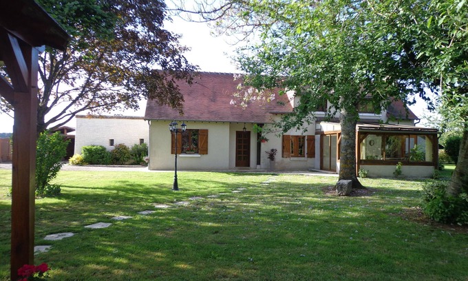 Cheverny Casa | Gîte rural "Le Noyer Rondin" in Cheverny (sleeps 12), ideal for families.