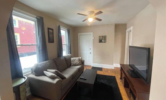Downtown Syracuse Casa | (G2) Large 2 bdrm unit close to downtown Syracuse.