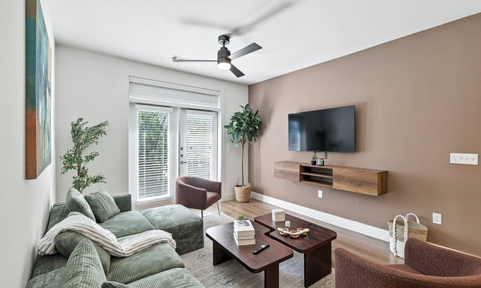 Fort Worth Condominio | G44 Luxury Living DT Fort Worth 2B2B, Resort Style Amenities, Golf Sim