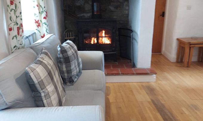 Cylch-Y-Garn Casa | Gadlys Farmhouse Church Bay Anglesey sleeps 6 Sea Views