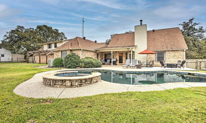 Gainesville Casa | Gainesville Home w/ Outdoor Oasis, 16 Mi to Lake