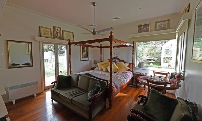 Limonite Cama Y Desayuno | Galahad's Animal Sanctuary & B&B / Tour / Farmstay