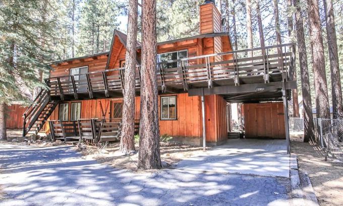 Summit Estates Casa | Gallagher's West - Pine surrounded deck and barbecue! Bumper Pool and Wet bar! Darts!