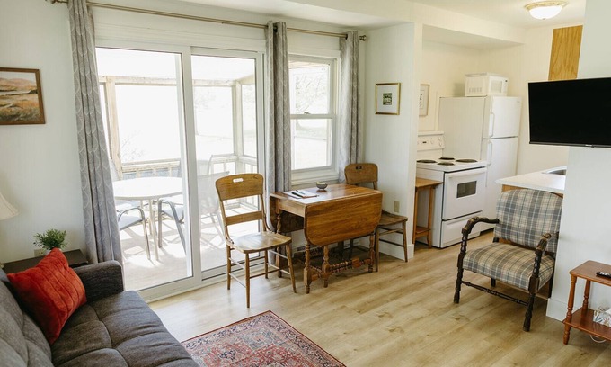 Stratford Cabaña | Gallant Cottage-PEI Charm, updated cottage with AC near Charlottetown. Waterview
