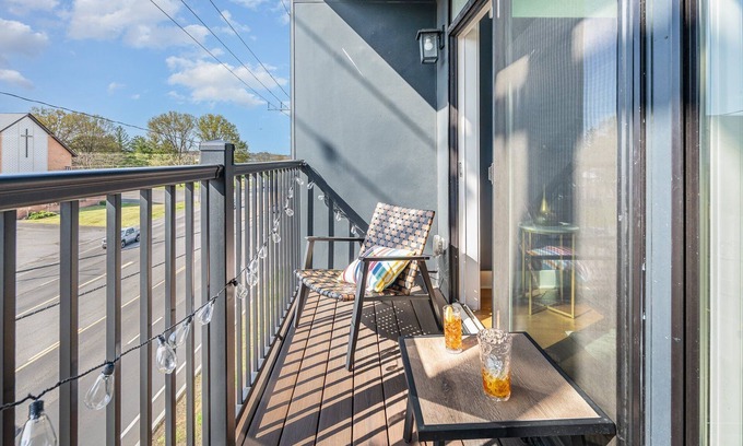 Inglewood Cabaña | Gallatin Retreat-private Balcony-in East Nashville