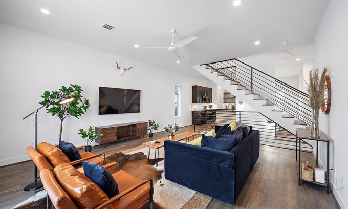 Houston Casa | Galleria - Rustic Mid-Century Modern 3BR House