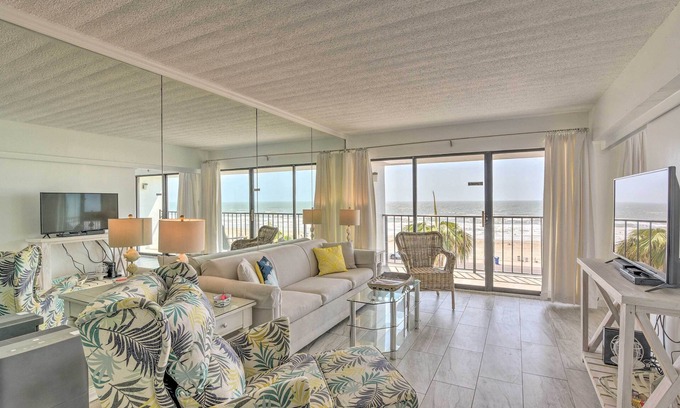 Galveston Condominio | Galveston Oceanfront Condo w/ Balcony + View!