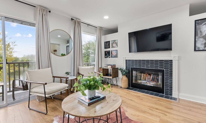 East Bank Condominio | Luxurious, Vibrant Condo by the Stadium - Incredible Views!