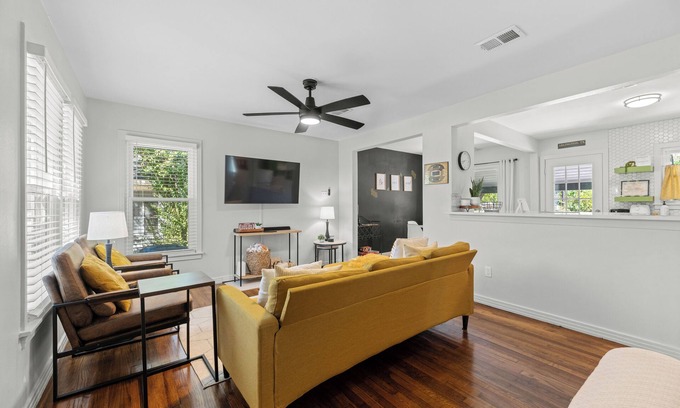 Central Arlington Casa | Game Day Getaway- 2 bedroom gem