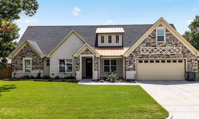 Central Arlington Casa | Game Day Getaway