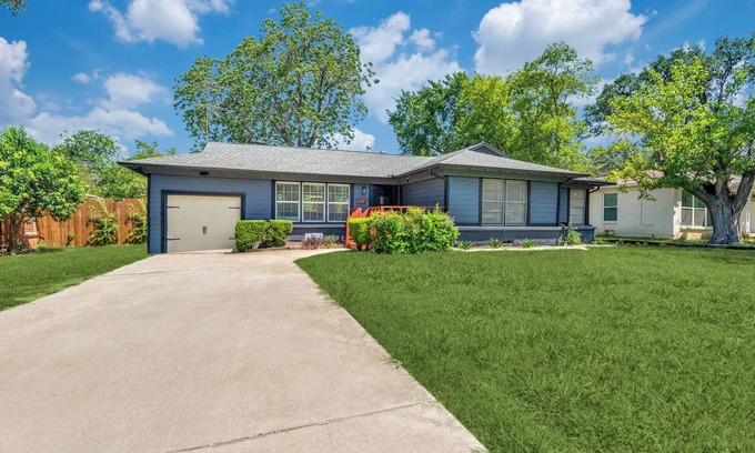 South Arlington Casa | Game Day Oasis Hot Tub I Pool table I Mini Golf