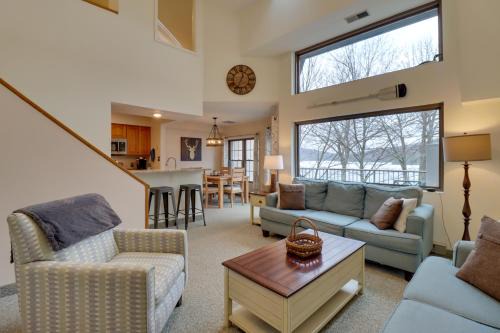 Lake Harmony Apartamento | Game Room and BBQ Waterfront Lake Harmony Condo!