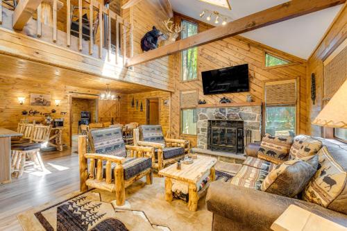 Pocono Lake Casa | Game Room and Hot Tub Pine Bear Pocono Lake Cabin