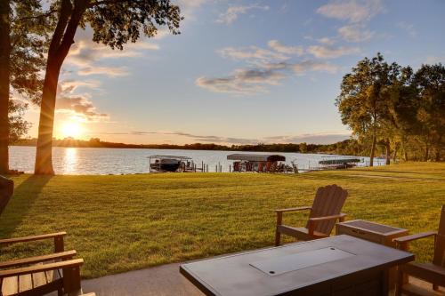 Lake Park Casa | Game Room and Views Family Retreat on Silver Lake