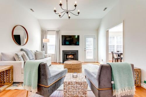 Spring Hill Casa | Game Room Fenced backyard Sleeps 10 Fire Pit