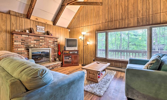 Pocono Lake Cabina | Game Room & Fire Pit: Tree-Lined Pocono Lake Cabin